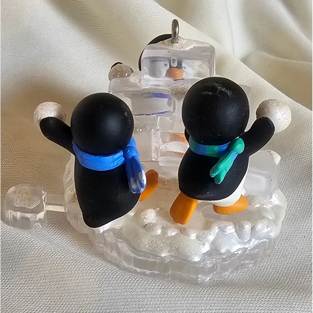 VTG Hallmark Penguin Snowball Fight Ornament 2.25in Multi 2005 Keepsake
